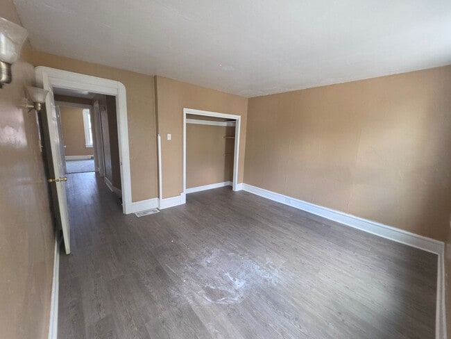 Building Photo - 933 S Greenlawn Ave