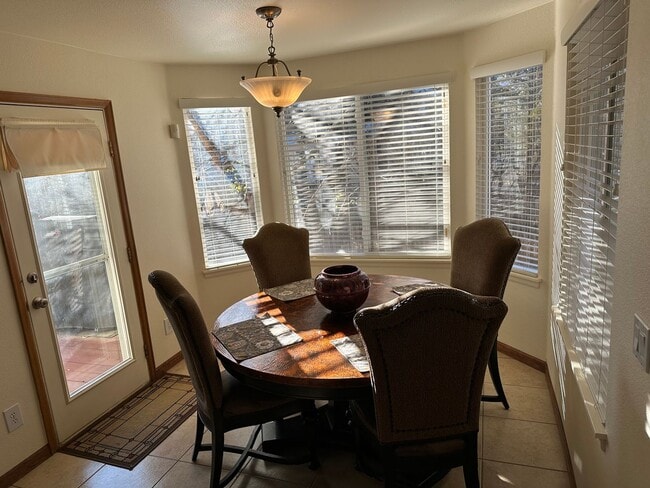 Building Photo - Beautiful 5B home in Erie Available January 2026 !