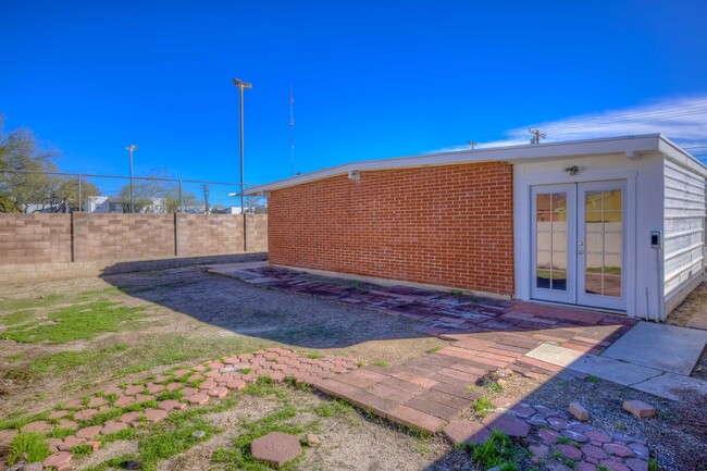 Building Photo - 417 E Jacinto St