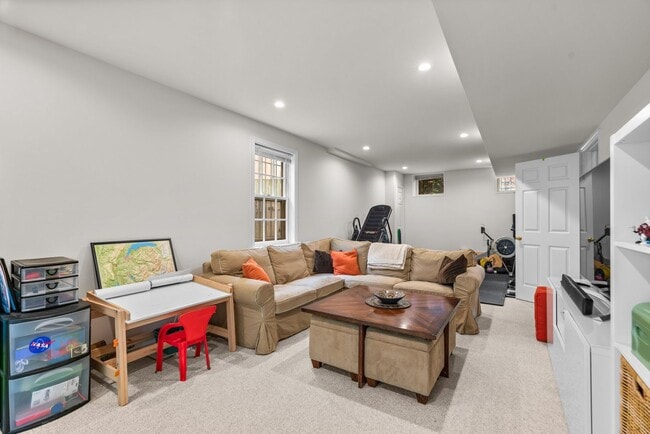 Building Photo - 4 Bed 4.5 Bath - Bethesda  Single Family Colonial - 2 Car Garage
