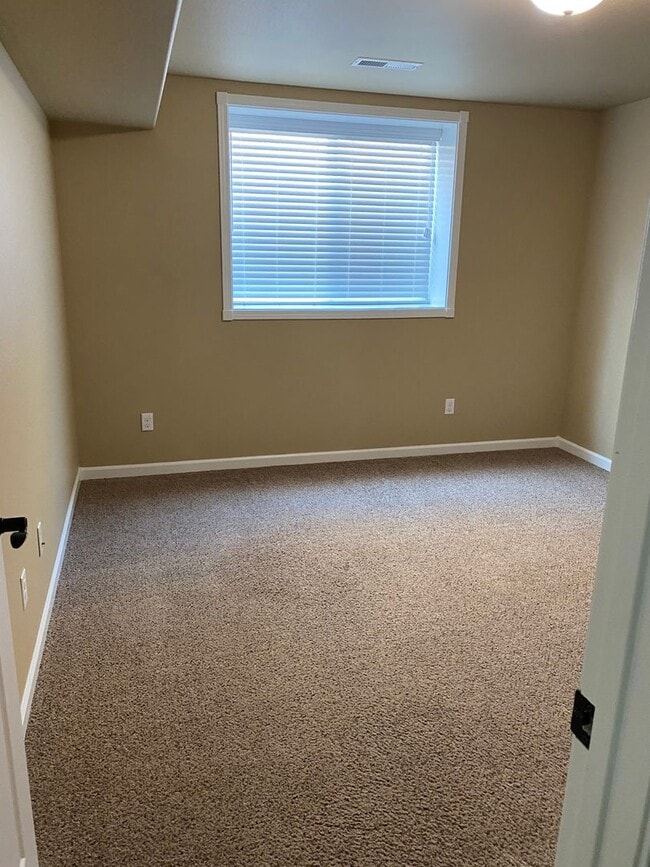 Building Photo - 3 Bedroom House with a 2 Garage in Heights