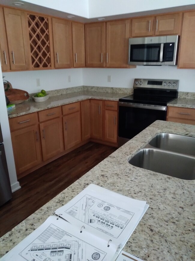 Building Photo - 2701 Pond Dr