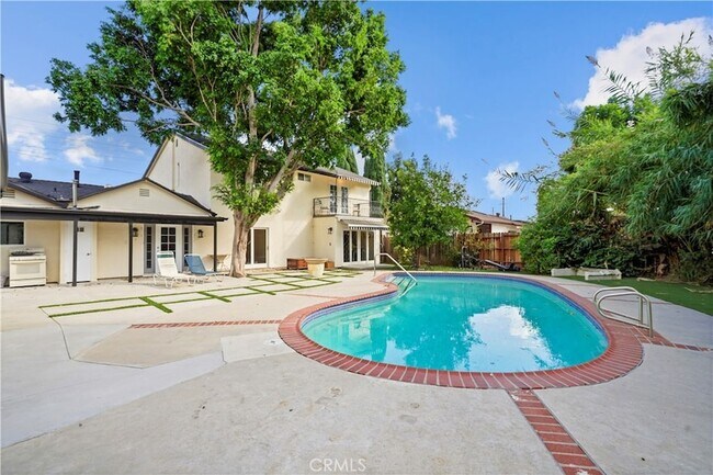 Building Photo - 7425 Vanalden Ave