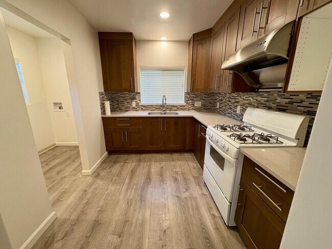 Building Photo - Updated and Stunning 2bed/1bath home in Mi...
