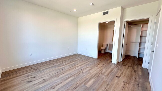Building Photo - Stylish 2-Bedroom with In-Unit Laundry & B...