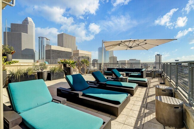 Building Photo - 2000 Bagby St