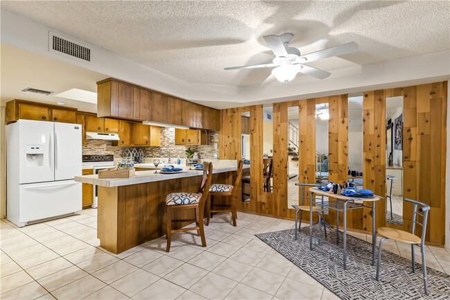 Building Photo - 2687 Country Club Dr