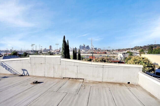 Building Photo - This bright upstairs 2 Bed / 2 Bath apartm...