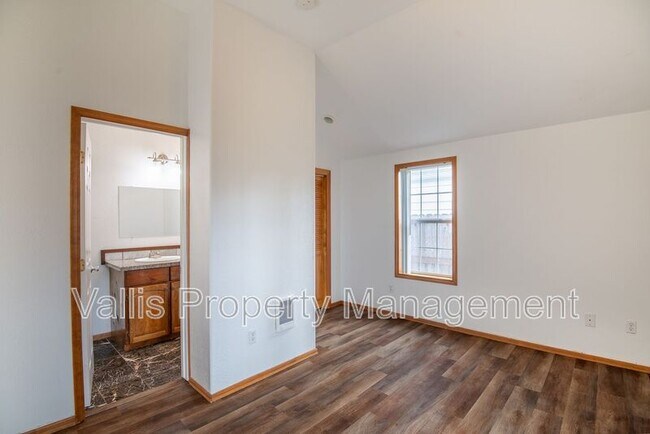 Building Photo - 920 13th St NE