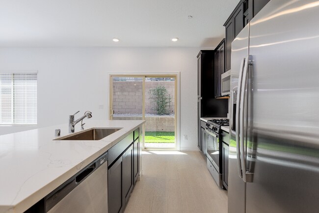 Building Photo - 600 N Carriage Hill Dr