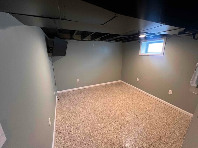 Building Photo - 5 Rose Ln