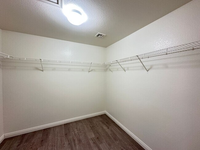 Building Photo - DECATUR & BLUE DIAMOND