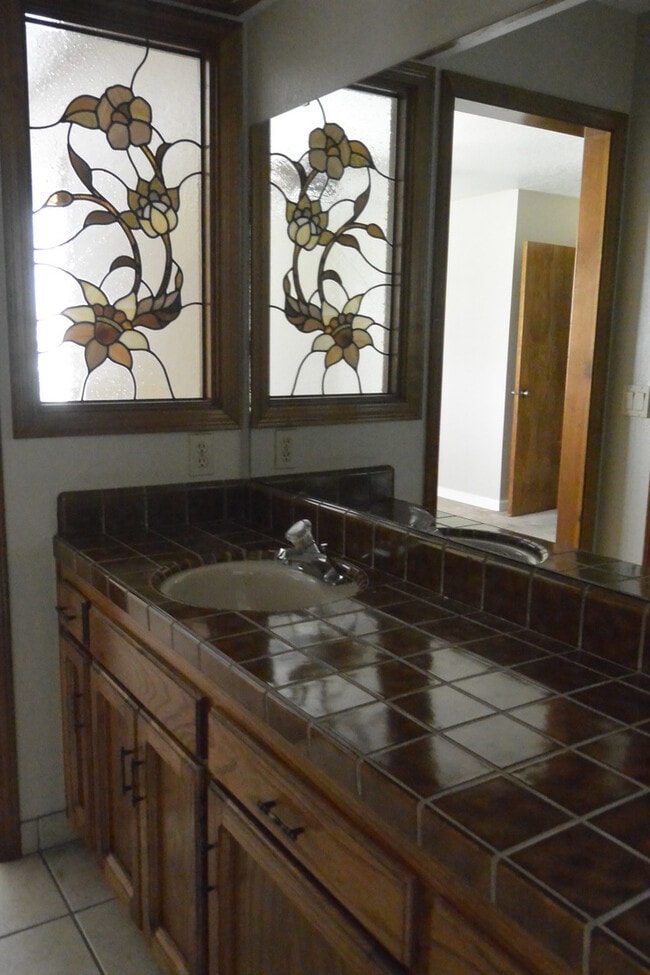 Building Photo - 1933 S Royal Oaks Dr