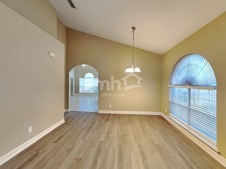 Building Photo - 14 Sweetwood