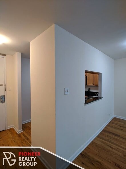 Building Photo - 4600 N Clarendon Ave