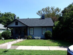 Building Photo - 4 Bedroom 2 Bath Home Blocks to Downtown R...