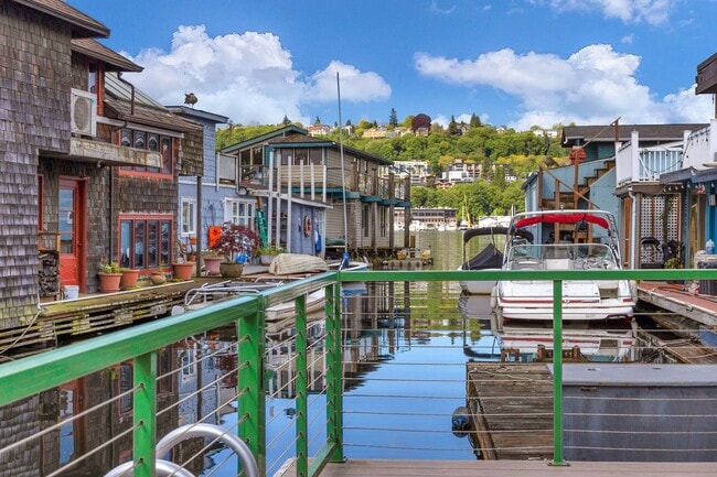 Building Photo - 2 bed 1.5 bath houseboat on Lake Union