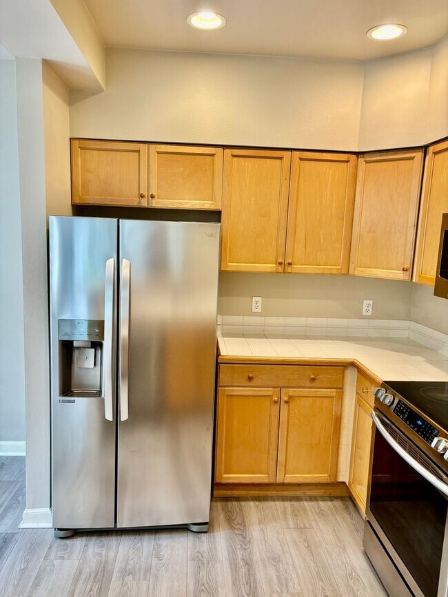 Building Photo - 2 Bed / 2 Bath Bellevue Condo $2,495/mo