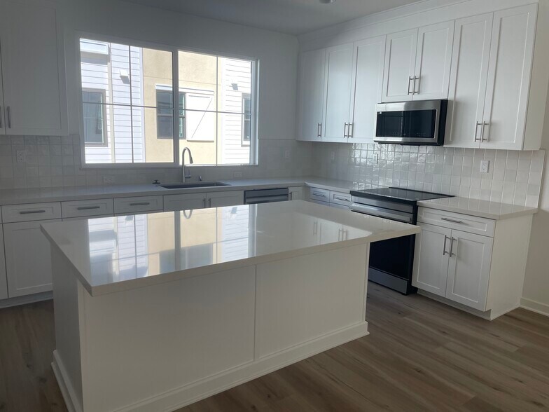 Building Photo - 2577 Delphinium Ln