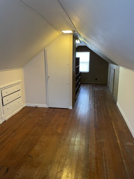 Upper Level - 2522 Hancock St