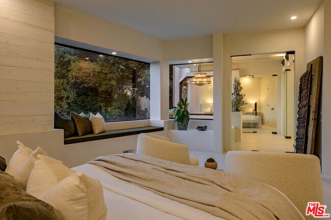 Building Photo - 8896 Lookout Mountain Ave