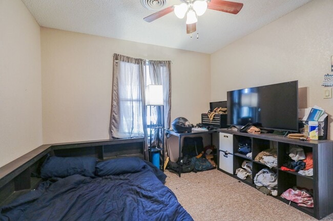 Building Photo - 3 Bedroom 2 Bath Home