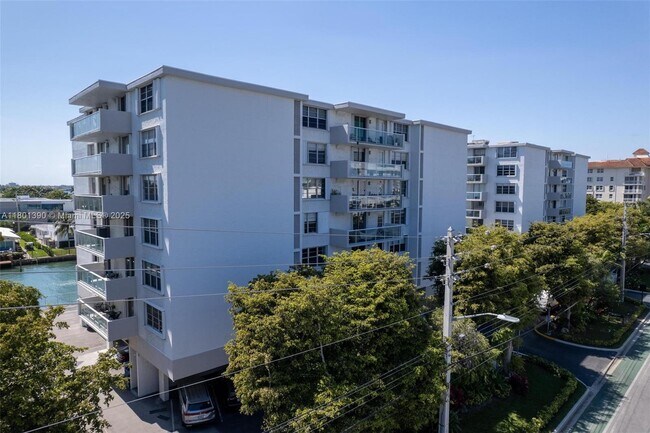 Building Photo - 10000 W Bay Harbor Dr