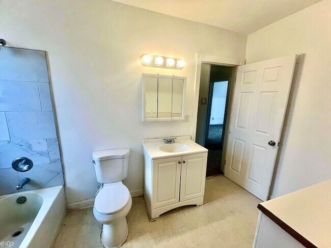 Building Photo - 13 E Glenwood Ave