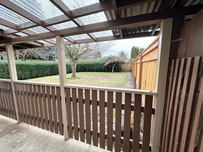 Building Photo - 3 Bedroom Cornelius Duplex, with Lots of U...