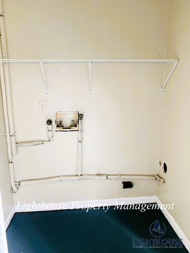 Building Photo - Renovated 2 Bed/2 Bath Single Story Townho...