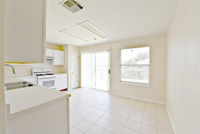 Building Photo - 2100 Killians Way