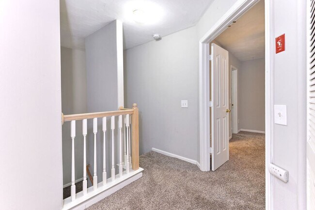 Building Photo - Nicely Updated Condo in Great Neighborhood