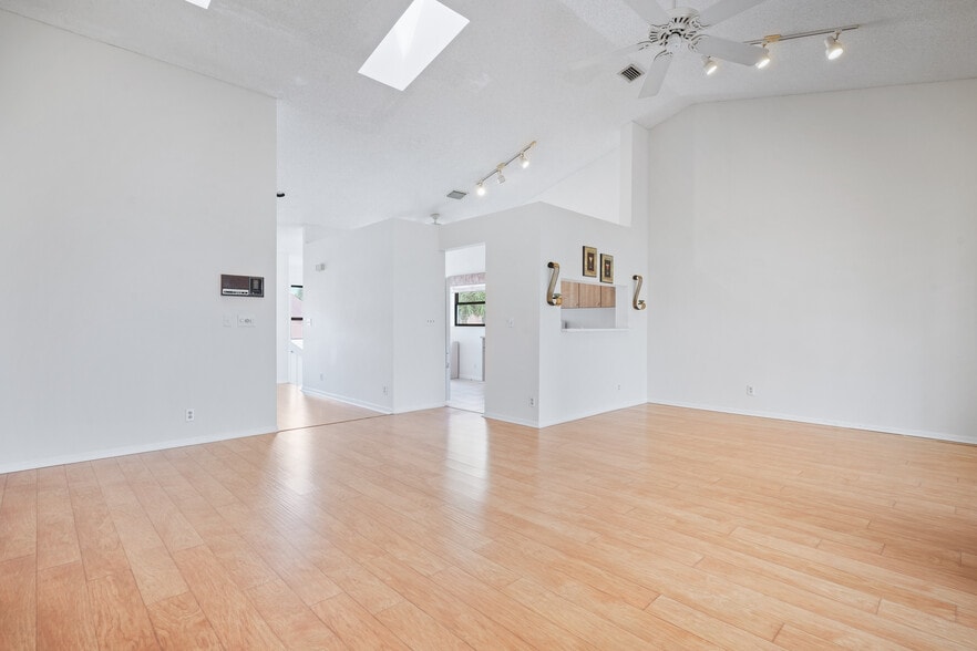 Building Photo - 10910 Lakemore Ln