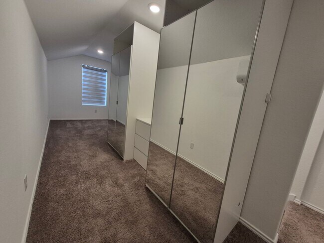 Building Photo - 6930 Elm Cv