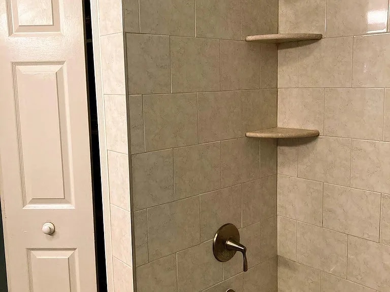 Jet tub / Shower - 111 W Dedham St