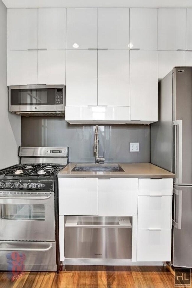 Building Photo - E 1ST ST.