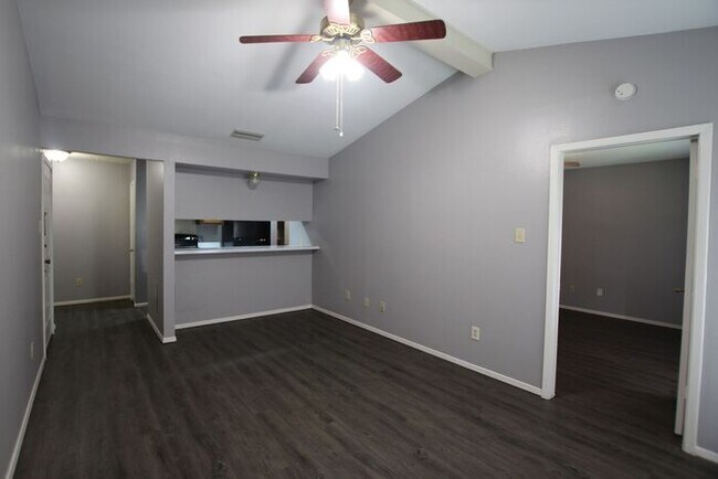 Building Photo - 1 Bed 1 Bath, Upstairs Apartment Unit at H...