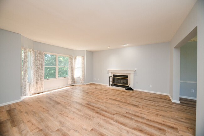 Building Photo - 5 bedroom / 2.5 bathroom Home for Rent in Valparaiso