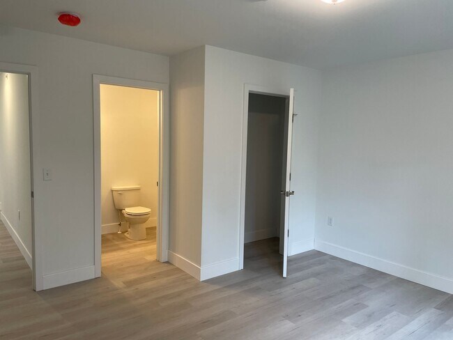 Building Photo - 558 Longfellow Dr