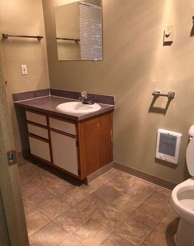 Building Photo - Large 2 bed 1.5bath townhouse with Garage