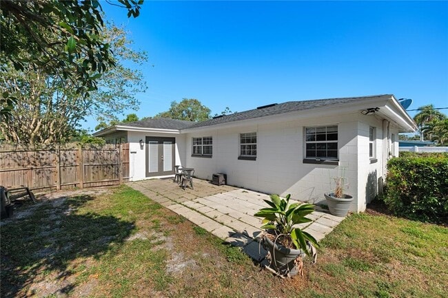 Building Photo - 1211 Robin Rd