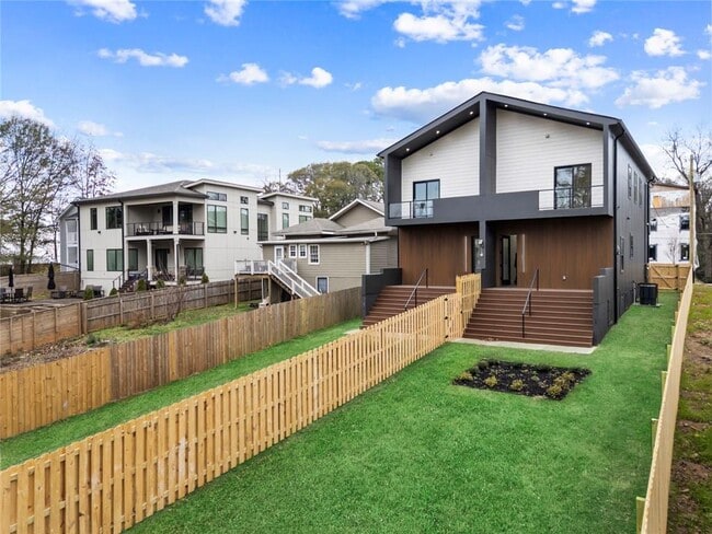 Building Photo - 582 Hope St SW