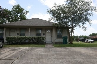 Building Photo - 402 Trichelle St