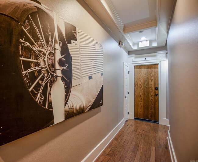 Building Photo - 612 Center St