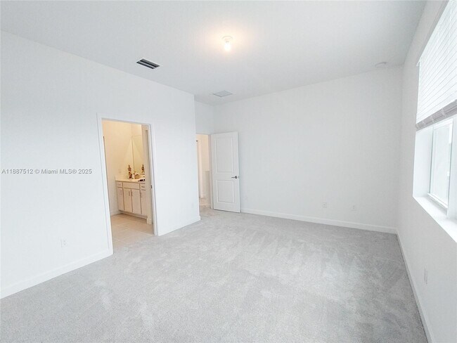 Building Photo - 400 SE Crossoak Ln