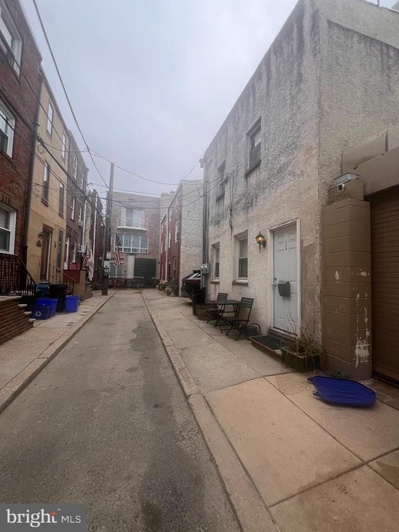 Building Photo - 720 S Sheridan St