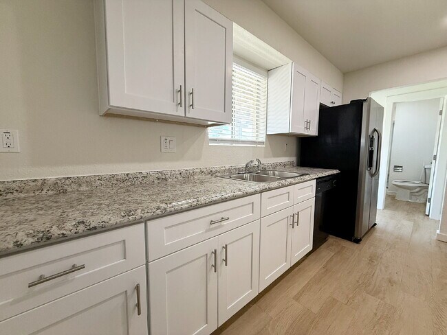 Building Photo - Charming 3-Bedroom Oasis with 2 Full Baths...