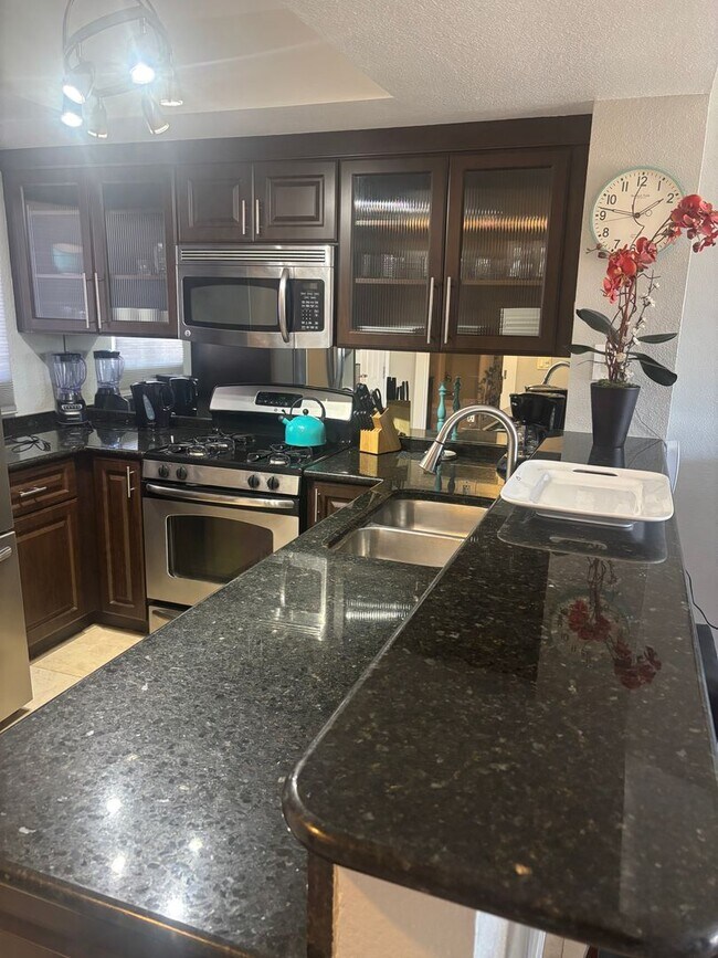 Building Photo - Meridian 1 Bed | 1 Bath Top-Floor Unit with Great City Views.Newly Upgraded with Laminate Floorin...