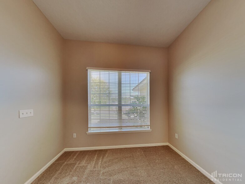 Building Photo - 1675 Hollow Glen Dr