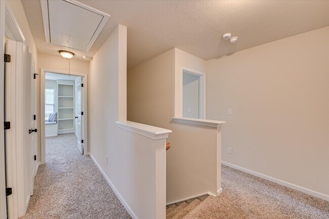Building Photo - 880 Westlawn Dr